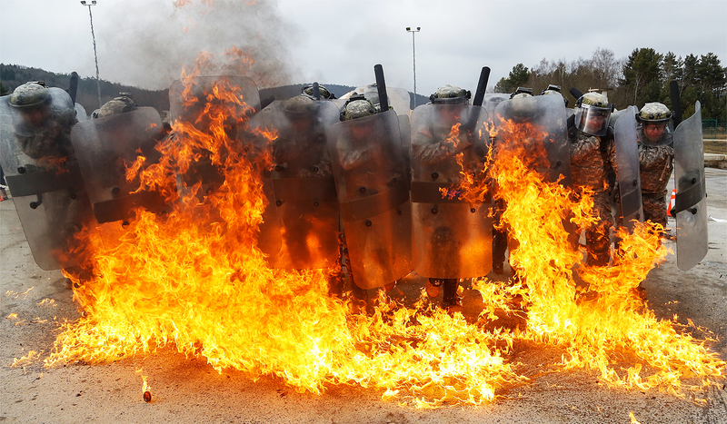 Illustration for article titled These Photos Of Soldiers Executing Fire Phobia Training Will Terrify You